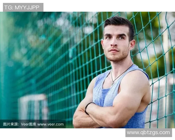 白人足球明星的魅力与帅气展现了运动员的风采与时尚感 白人足球明星的魅力与帅气展现了运动员的风采与时尚感